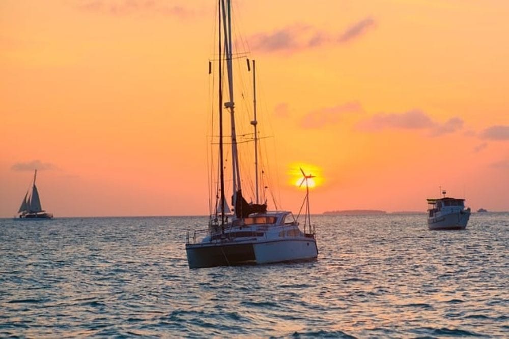 Florida boasts some of the most astonishing sunsets. Indulge in activities like snorkeling, sails on cruises and visit the beach clubs. 