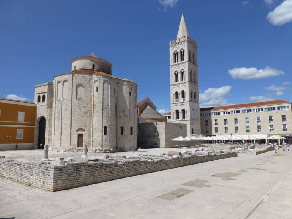 A sunlit view of Zadar’s Riva Promenade, where historic Romanesque architecture meets modern waterfront cafés. A lively and scenic stop on any Croatia Summer Itinerary, perfect for a sunset stroll.