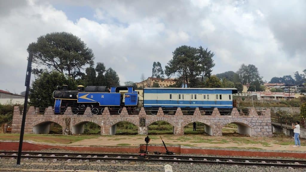 The toy train 